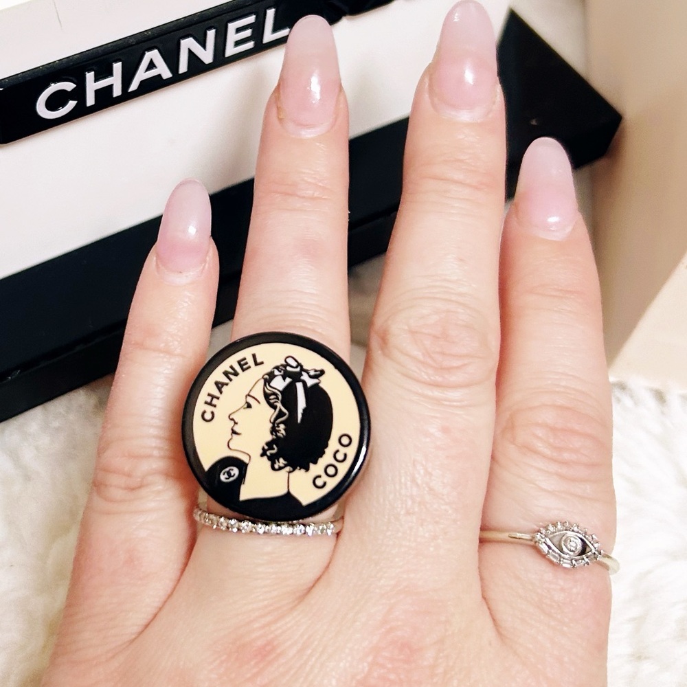 Authentic Chanel RARE Vintage 2003 Pink / Black Coco Chanel Acrylic Ring - Picture 11 of 14